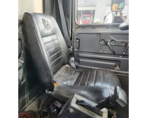 Mack DM688S Seat, Front