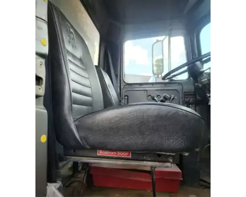 Mack DM688S Seat, Front