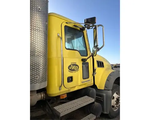 Mack GU713 Cab