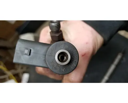 Fuel Injector Mercedes 2.7L Casey's Truck Salvage World
