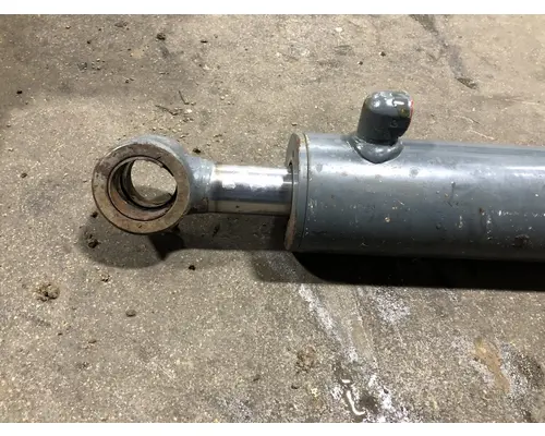 Mustang 2200R Equip Hydraulic Cylinder