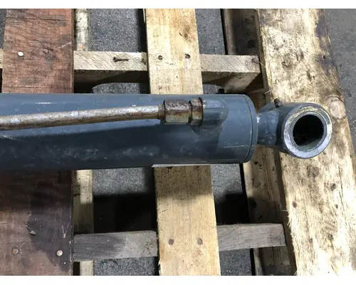 Mustang 2200R Equip Hydraulic Cylinder