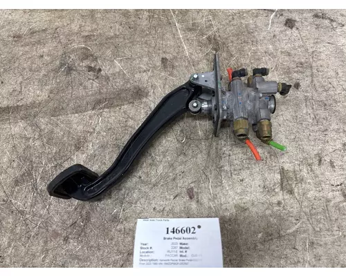 PACCAR G90-1174-101111210 Brake Pedal Assembly