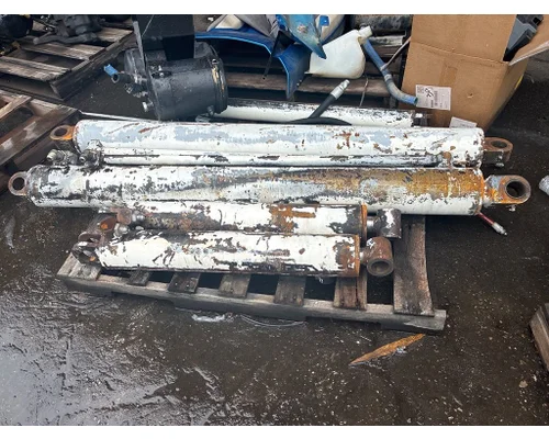 PETERBILT 320 Body Parts, Misc.