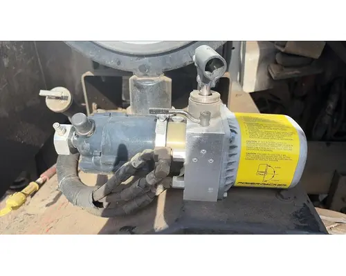 PETERBILT 320 CAB JACK