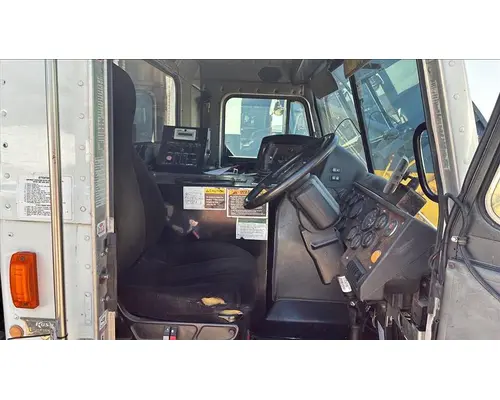 PETERBILT 320 CAB
