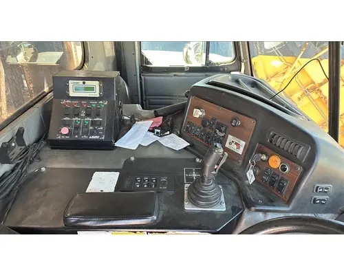 PETERBILT 320 CAB