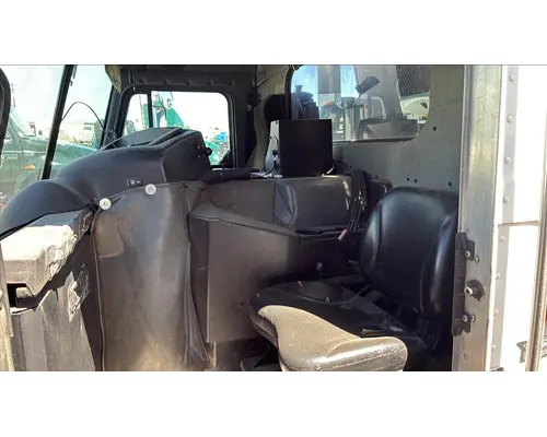 PETERBILT 320 CAB