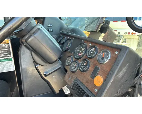 PETERBILT 320 CAB