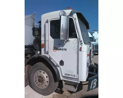 PETERBILT 320 CAB