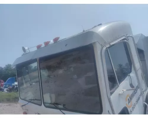 PETERBILT 320 CAB