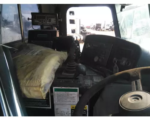 PETERBILT 320 CAB