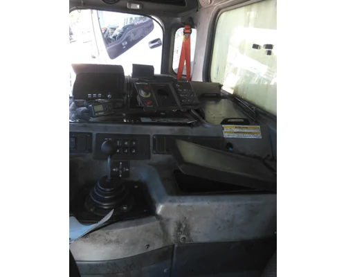 PETERBILT 320 CAB