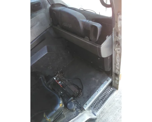 PETERBILT 320 CAB