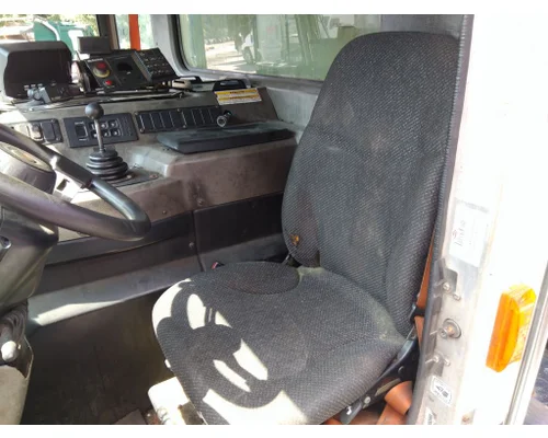 PETERBILT 320 CAB
