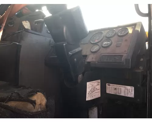 PETERBILT 320 CAB