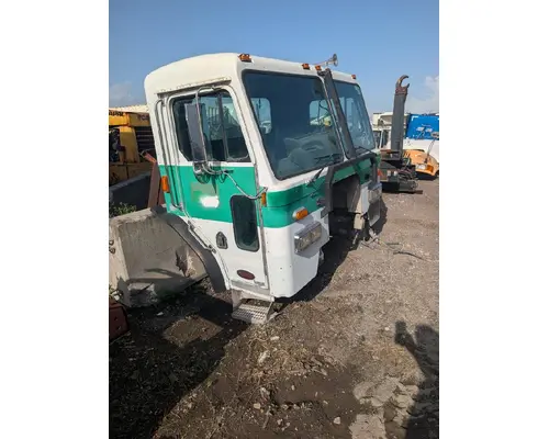 PETERBILT 320 Cab Clip