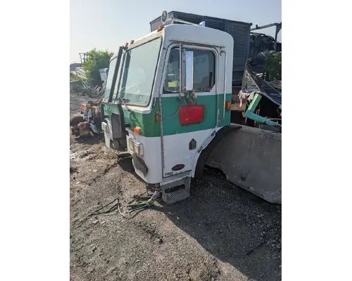 PETERBILT 320 Cab Clip