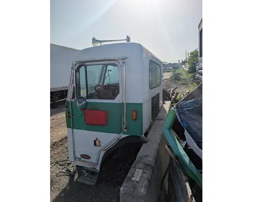 PETERBILT 320 Cab Clip