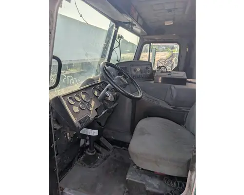 PETERBILT 320 Cab Clip