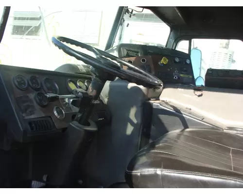 PETERBILT 320 Cab Clip