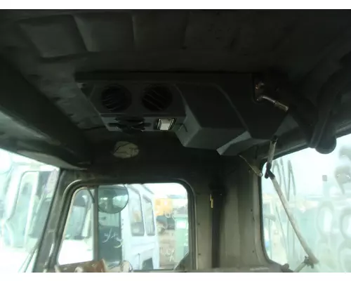 PETERBILT 320 Cab Clip