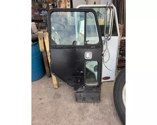 PETERBILT 320 Door Assembly, Front
