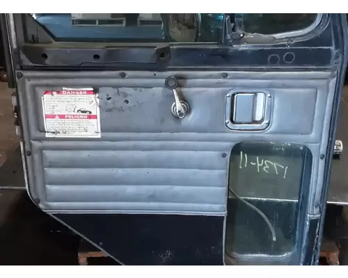 PETERBILT 320 Door Assembly, Front