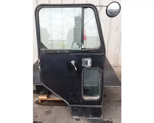 PETERBILT 320 Door Assembly, Front