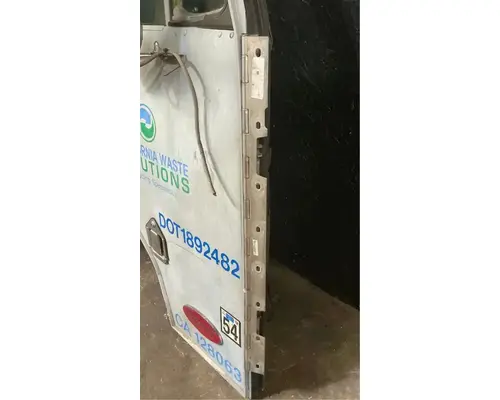 PETERBILT 320 Door Assembly, Front