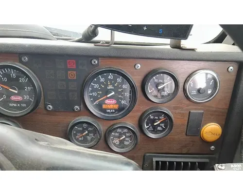 PETERBILT 320 GAUGE CLUSTER