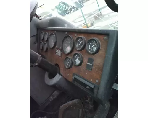 PETERBILT 320 GAUGE CLUSTER