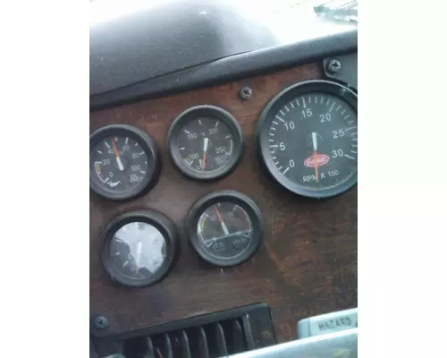 PETERBILT 320 GAUGE CLUSTER