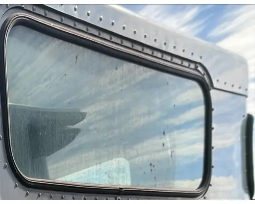PETERBILT 320 GLASS, BACK