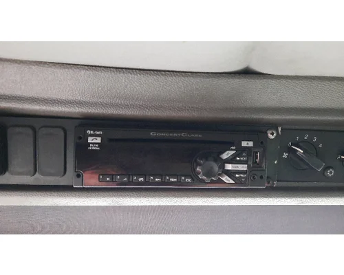 PETERBILT 320 RADIO AM/FM/BLUETOOTH