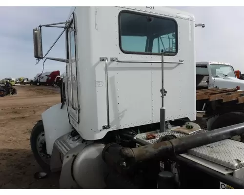 PETERBILT 330 Cab Clip