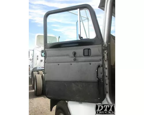 PETERBILT 330 Door Assembly, Front