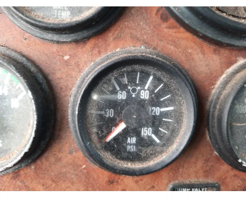 PETERBILT 330 GAUGE AIR
