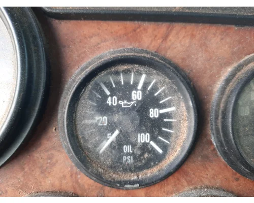 PETERBILT 330 GAUGE OIL PRESSURE