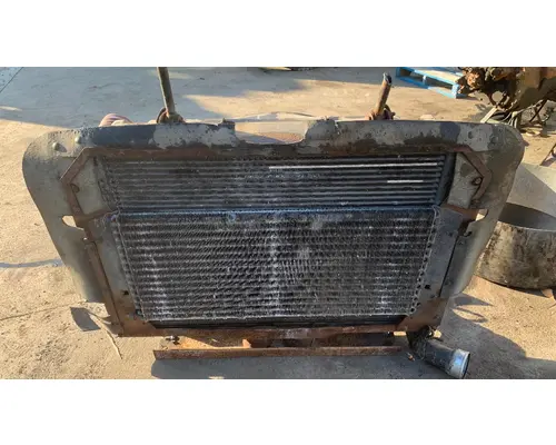 PETERBILT 330 Radiator