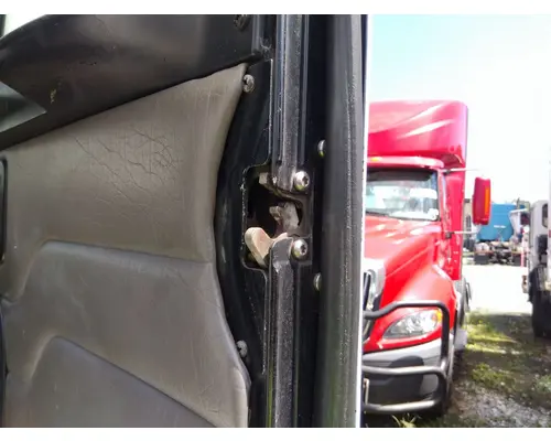 PETERBILT 335 2005-2010 DOOR ASSEMBLY, FRONT