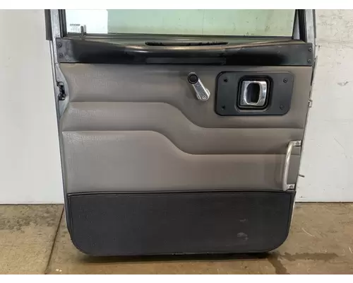 PETERBILT 335 Door Assembly, Front
