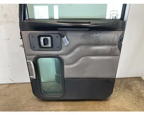PETERBILT 335 Door Assembly, Front