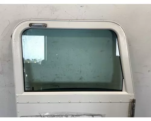 PETERBILT 335 Door Assembly, Front