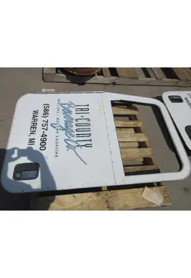 PETERBILT 335 Door Assembly, Front