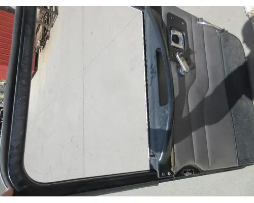 PETERBILT 335 Door Assembly, Front