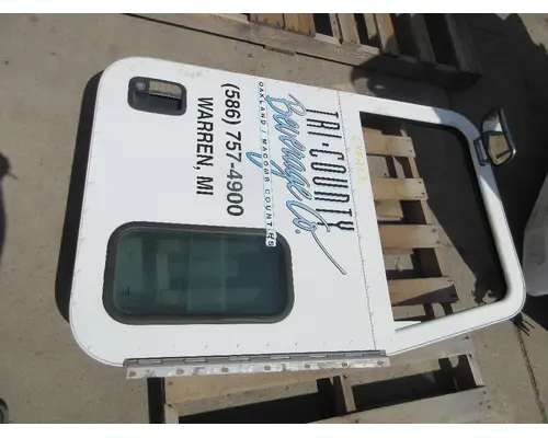 PETERBILT 335 Door Assembly, Front