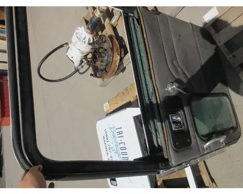 PETERBILT 335 Door Assembly, Front