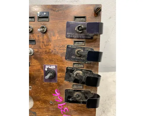 PETERBILT 357 Dash  Console Switch