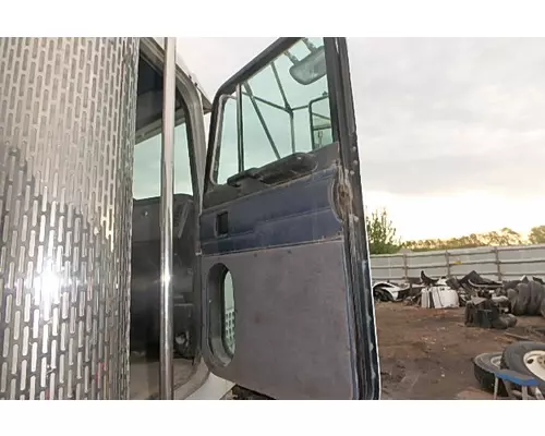 PETERBILT 377 Door Assembly, Front